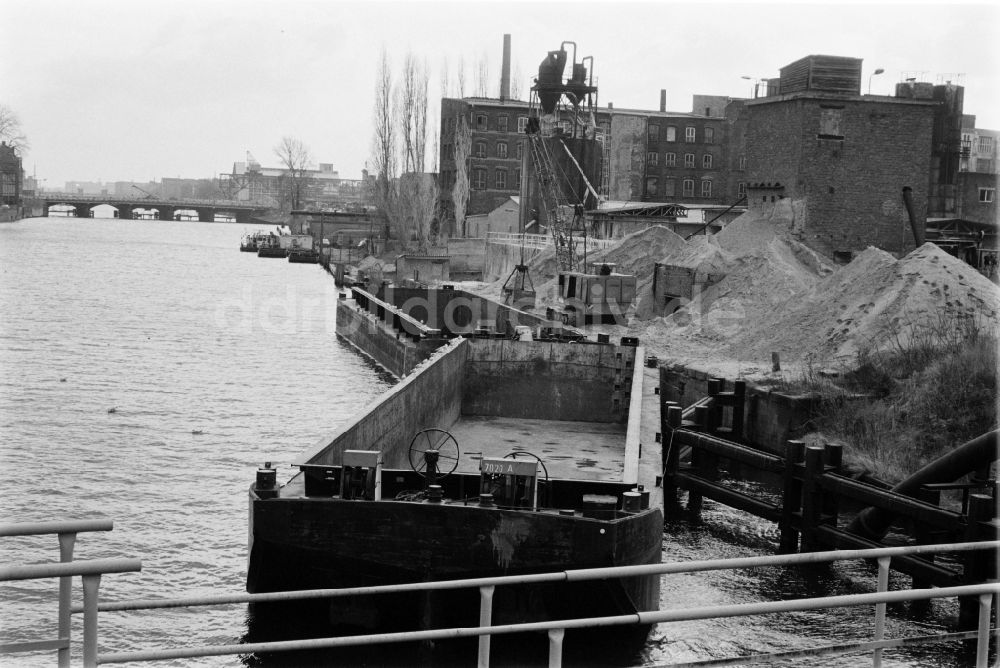 Berlin: Hafenanlagen mit alter Seifenfabrik am Spreeufer in Berlin - Mitte