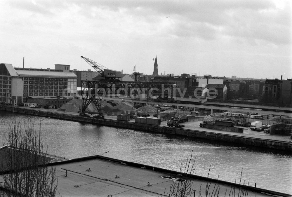 DDR-Bildarchiv: Berlin - Hafenanlagen mit Viktoriaspeicher am Spreeufer in Berlin - Kreuzberg