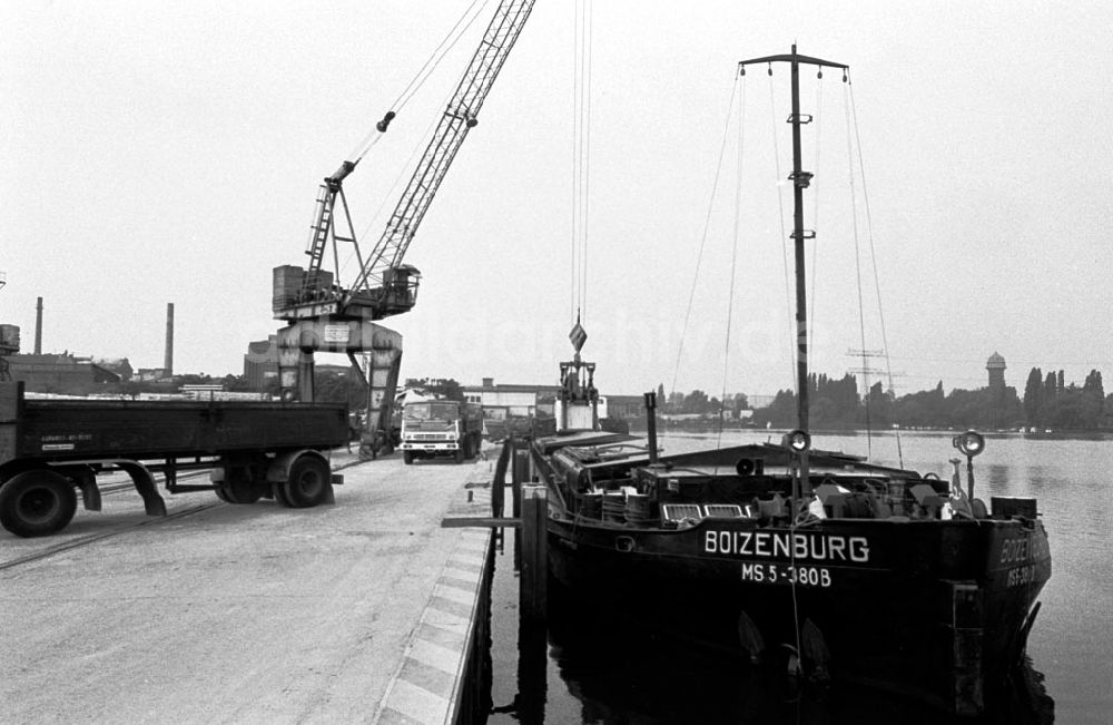 DDR-Bildarchiv: Sachsen Anhalt-Magdeburg - Hafenentladestelle WBK Magdeburg 26.09.89 Foto: ND/ Grahn Umschlagnummer: 1106