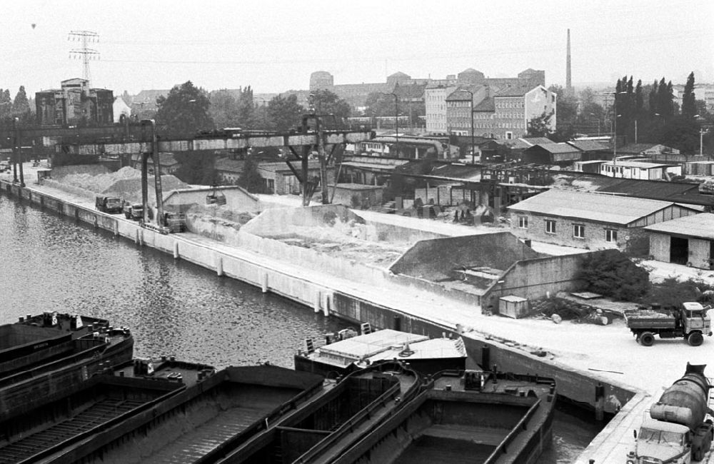 DDR-Fotoarchiv: Sachsen Anhalt-Magdeburg - Hafenentladestelle WBK Magdeburg 26.09.89 Foto: ND/ Grahn Umschlagnummer: 1106