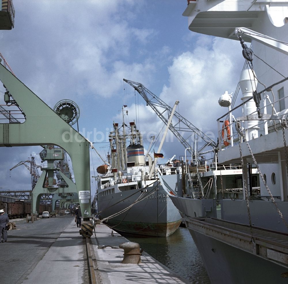 DDR-Bildarchiv: Rostock - Handelsschiffe der DDR im Überseehafen Rostock in Mecklenburg - Vorpommern