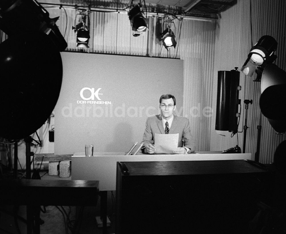 DDR-Bildarchiv: Berlin - Hans-Dieter Lange (1926 - 2012) Sprecher der Hauptnachrichtensendung des Fernsehens der DDR „Aktuelle Kamera“ in Berlin, der ehemaligen Hauptstadt der DDR, Deutsche Demokratische Republik