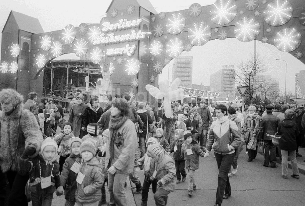 DDR-Fotoarchiv: Berlin - Haupteingang zum Berliner Weihnachtsmarkt in Berlin, der ehemaligen Hauptstadt der DDR, Deutsche Demokratische Republik