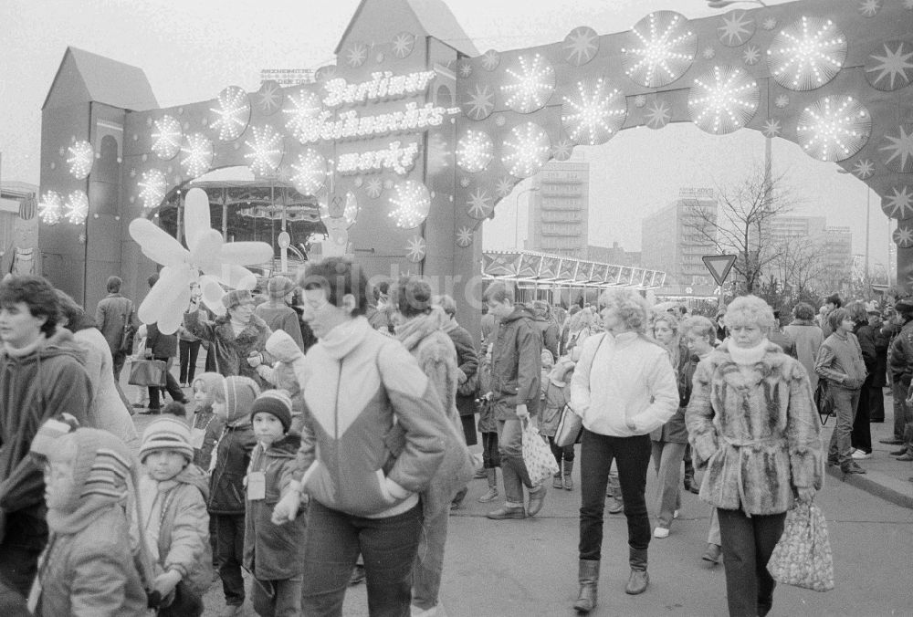 Berlin: Haupteingang zum Berliner Weihnachtsmarkt in Berlin, der ehemaligen Hauptstadt der DDR, Deutsche Demokratische Republik