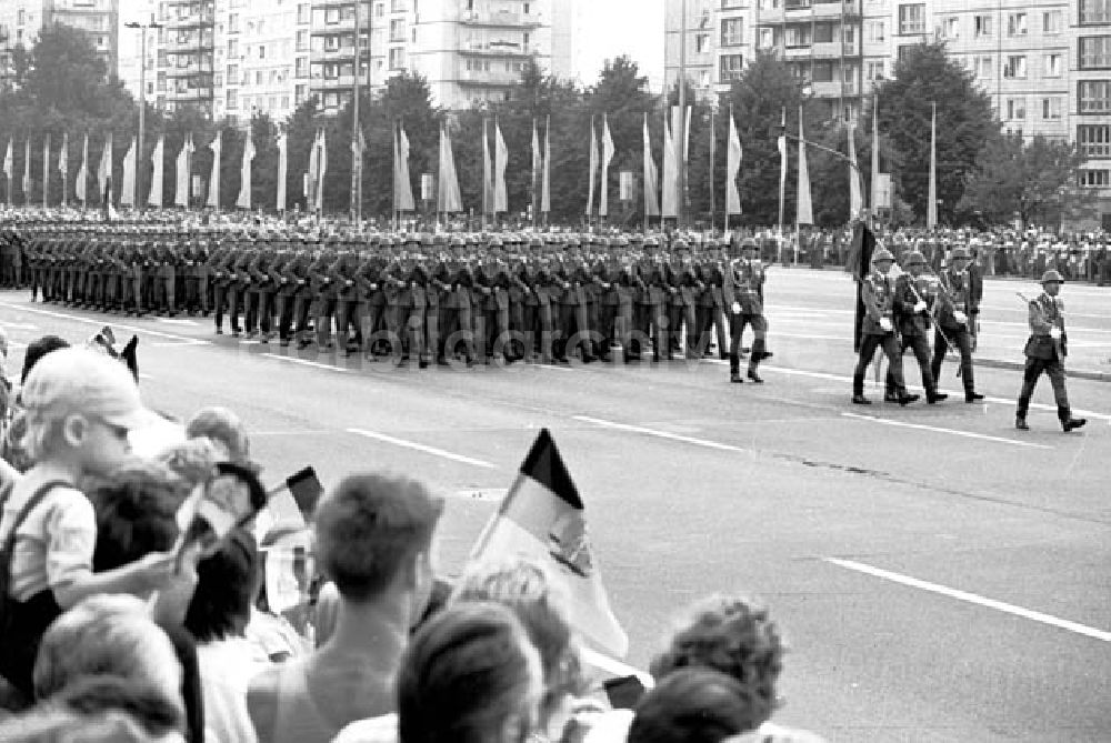 Berlin: 13.08.1986 Hauptgruppenappell in der Karl-Marx-Allee.