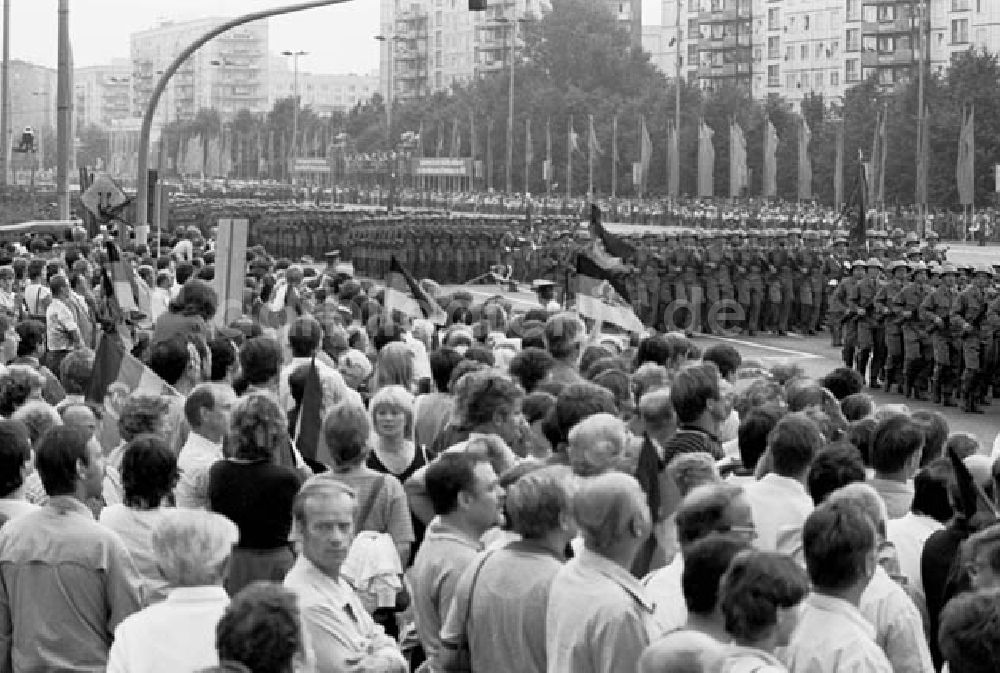 DDR-Fotoarchiv: Berlin - 13.08.1986 Hauptgruppenappell in der Karl-Marx-Allee.