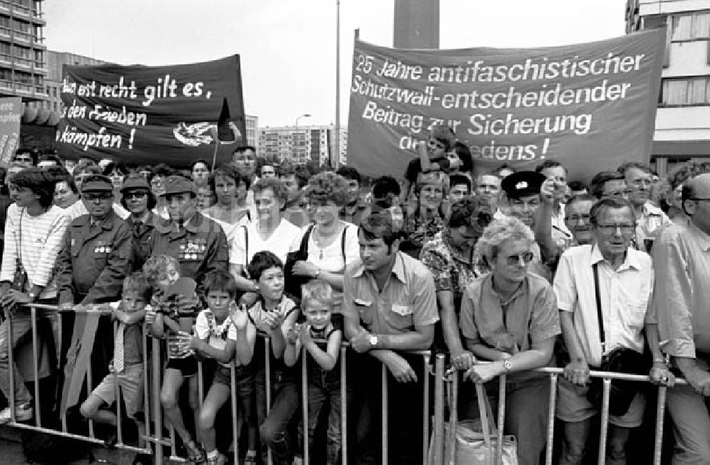 DDR-Bildarchiv: Berlin - 13.08.1986 Hauptgruppenappell in der Karl-Marx-Allee.