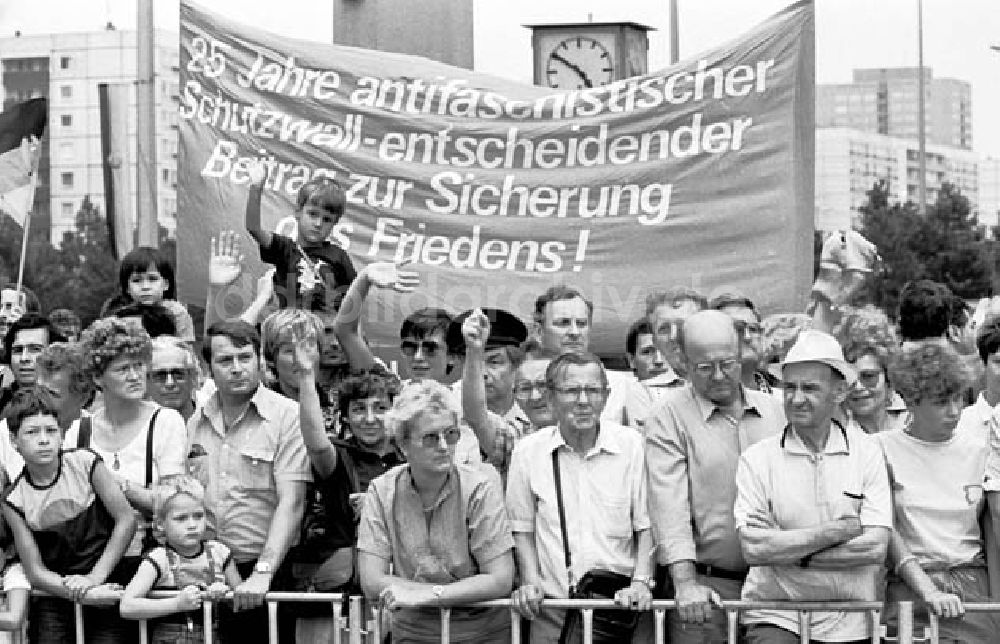 DDR-Fotoarchiv: Berlin - 13.08.1986 Hauptgruppenappell in der Karl-Marx-Allee.