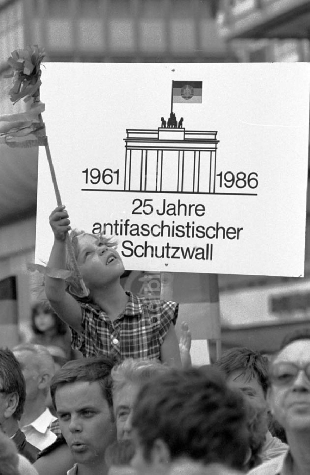 DDR-Bildarchiv: Berlin - 13.08.1986 Hauptgruppenappell in der Karl-Marx-Allee.