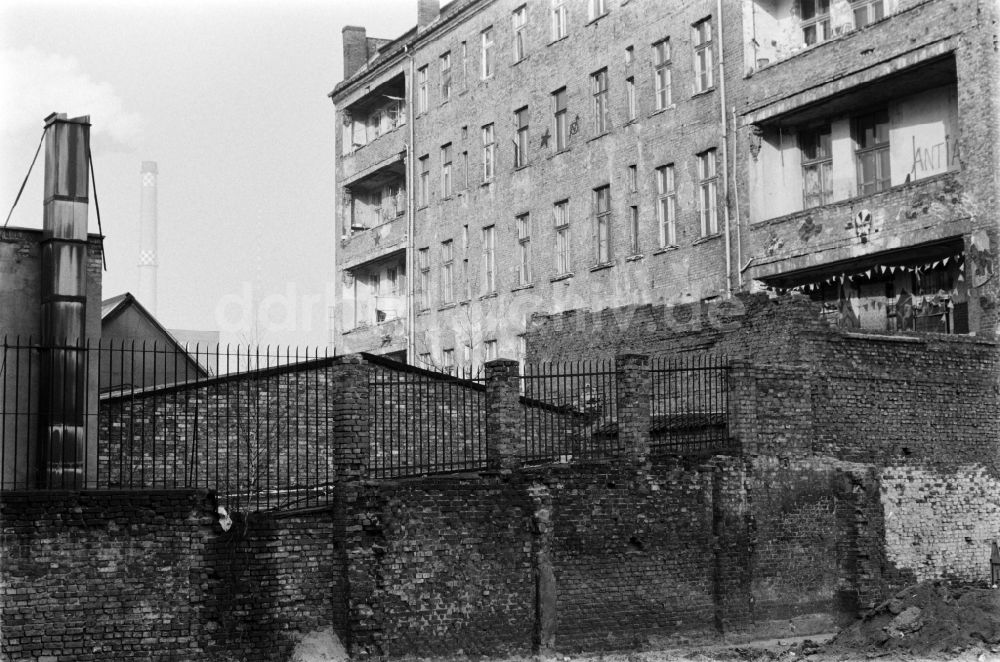 DDR-Bildarchiv: Berlin - Haus Köpi in der Köpenicker Straße 137 in Berlin - Mitte, der ehemaligen Hauptstadt der DDR, Deutsche Demokratische Republik