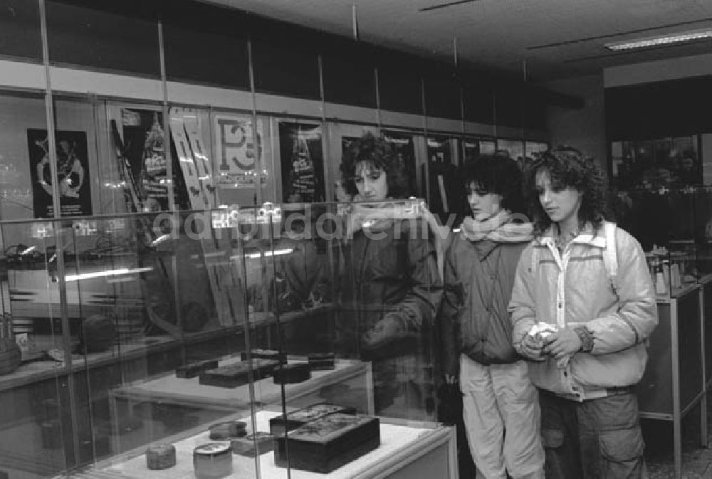 DDR-Bildarchiv: Berlin - 15.12.1986 Haus der Sowjetischen- und der Kulturwissenschaften.