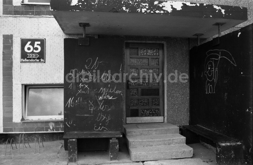 DDR-Bildarchiv: Berlin - Hauseingang Hellersdorfer Straße 65 in Berlin auf dem Gebiet der ehemaligen DDR, Deutsche Demokratische Republik