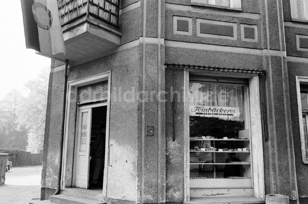 DDR-Fotoarchiv: Berlin - Hausfassade und Schaufenster in Berlin-Pankow bzw. Prenzlauer Berg