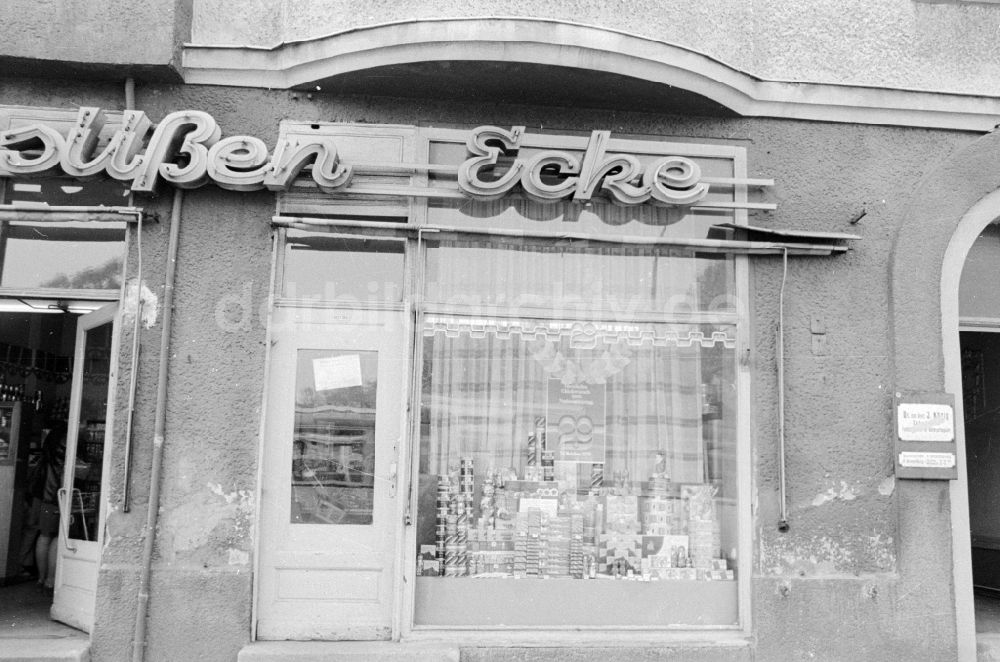 Berlin: Hausfassade und Schaufenster in Berlin-Pankow bzw. Prenzlauer Berg