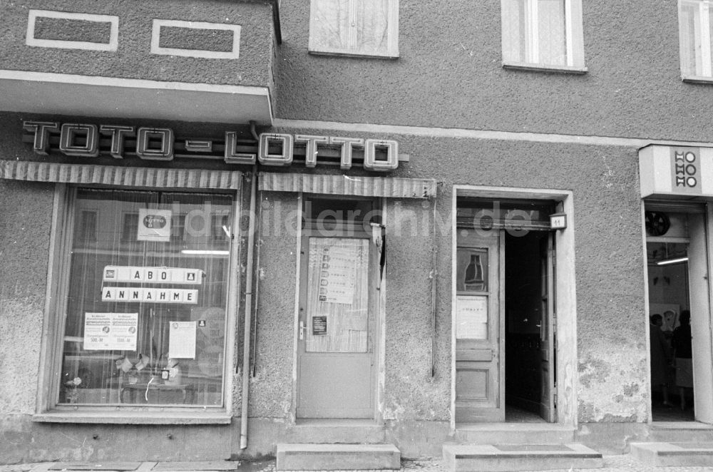 DDR-Bildarchiv: Berlin - Hausfassade und Schaufenster in Berlin-Pankow bzw. Prenzlauer Berg