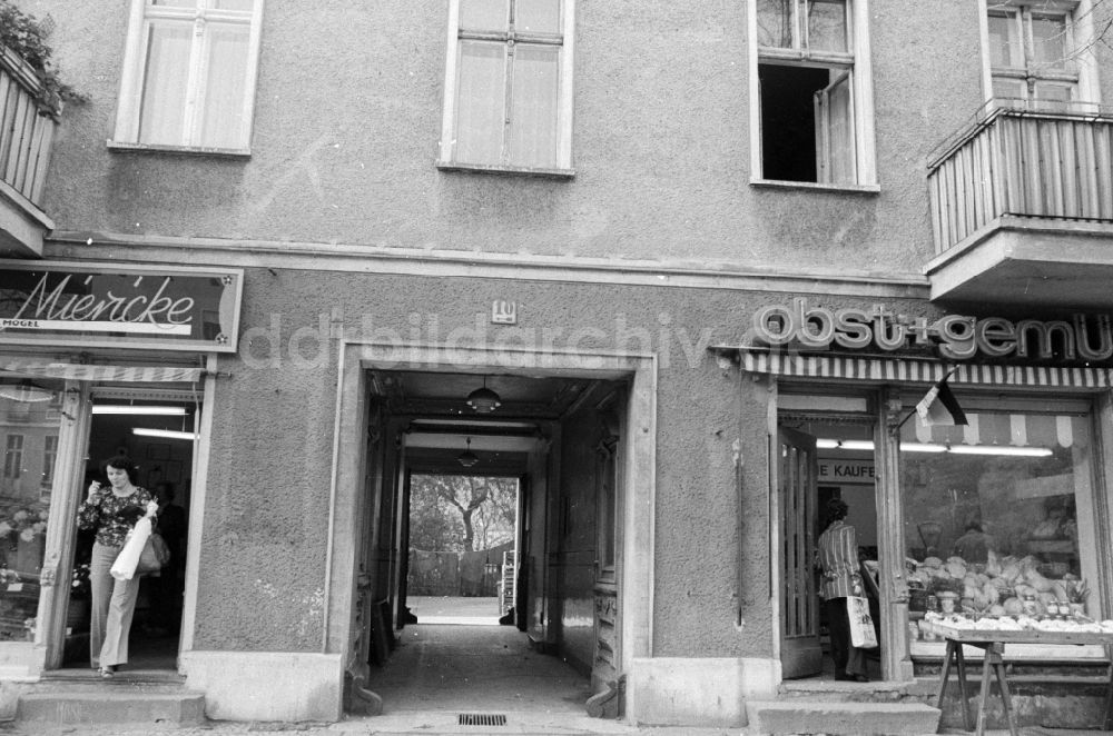DDR-Bildarchiv: Berlin - Hausfassade und Schaufenster in Berlin-Pankow bzw. Prenzlauer Berg