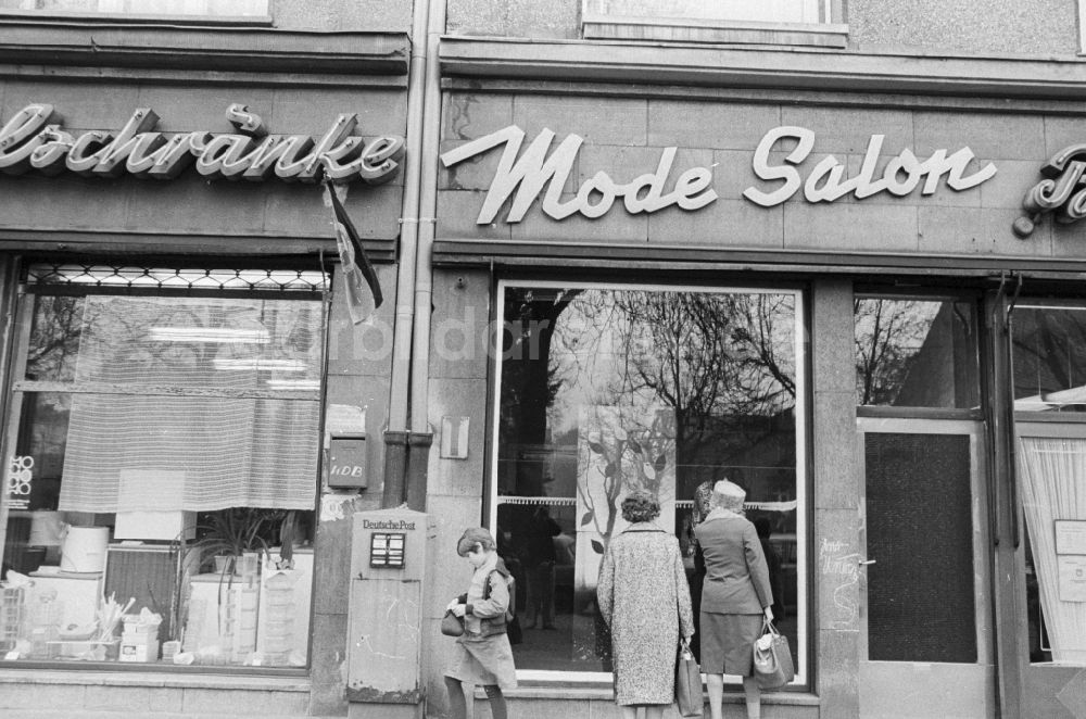 DDR-Fotoarchiv: Berlin - Hausfassade und Schaufenster in Berlin-Pankow bzw. Prenzlauer Berg