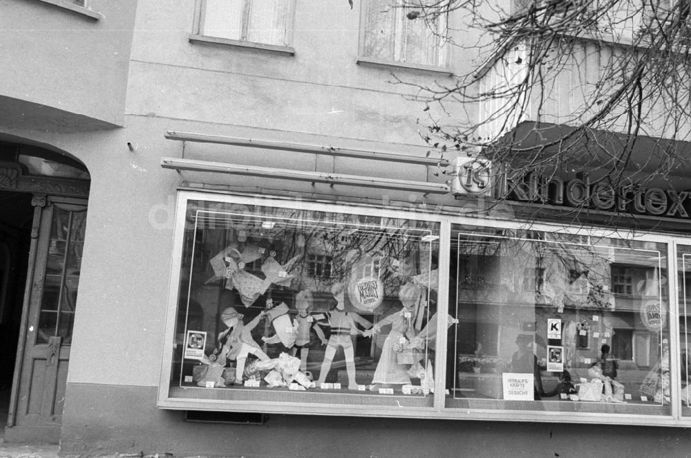 Berlin: Hausfassade und Schaufenster in Berlin-Pankow bzw. Prenzlauer Berg