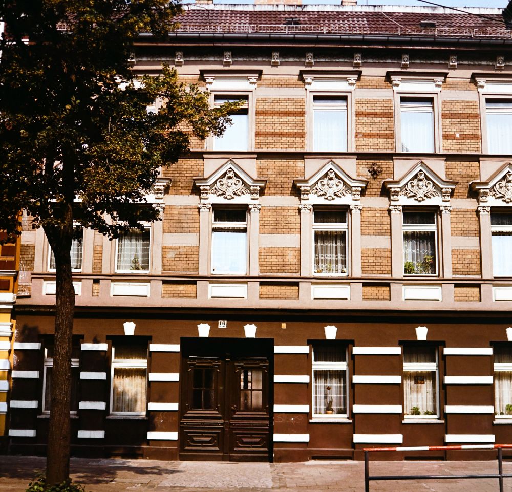 DDR-Fotoarchiv: Berlin - Hausfassade in Weißensee in Berlin in der DDR