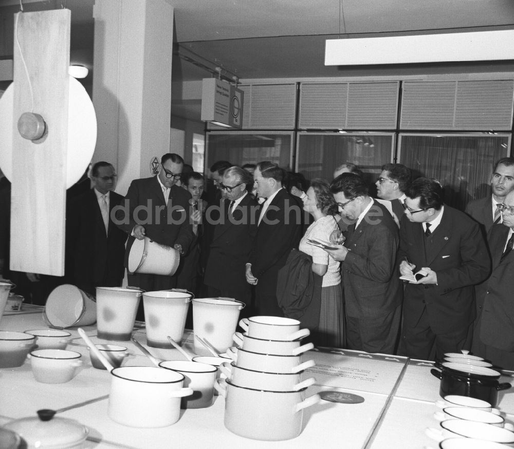 DDR-Fotoarchiv: Leipzig - Haushaltswaren auf der Herbstmesse in Leipzig 1963