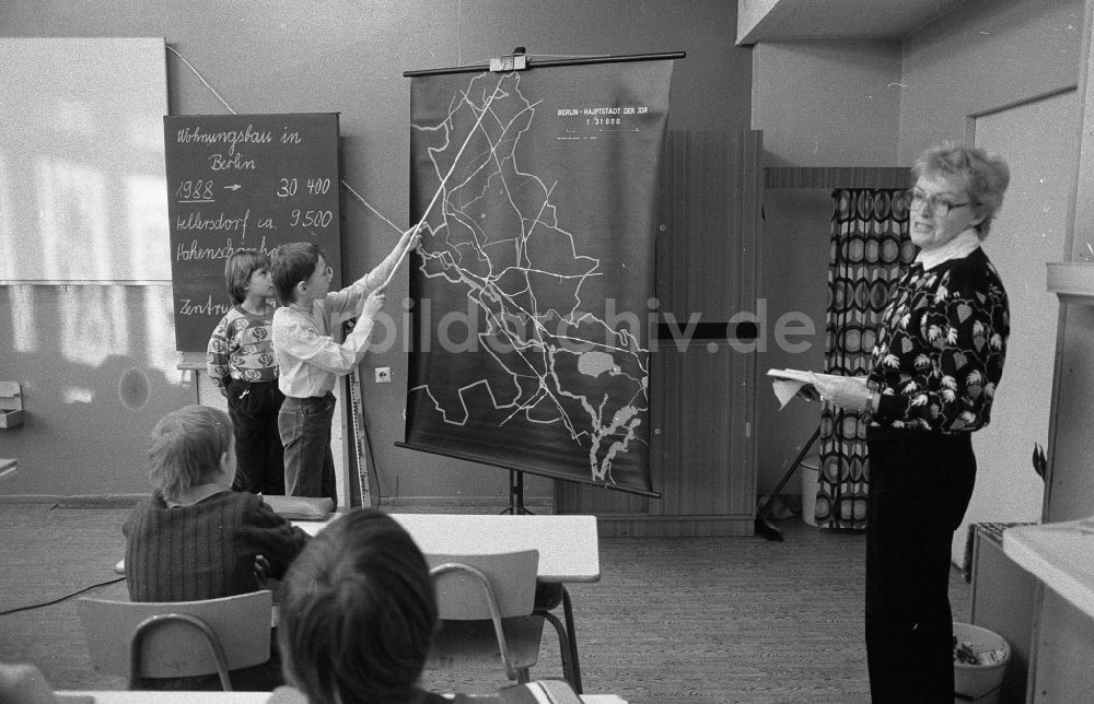 Berlin: Heimatkundeunterricht in der 31. Oberschule Hilde Coppi in Berlin, der ehemaligen Hauptstadt der DDR, Deutsche Demokratische Republik