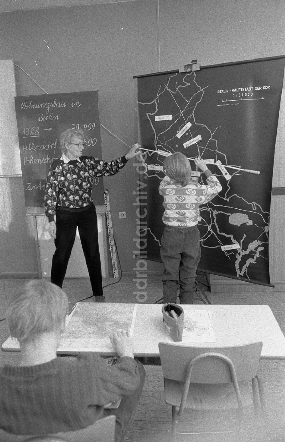 DDR-Bildarchiv: Berlin - Heimatkundeunterricht in der 31. Oberschule Hilde Coppi in Berlin, der ehemaligen Hauptstadt der DDR, Deutsche Demokratische Republik