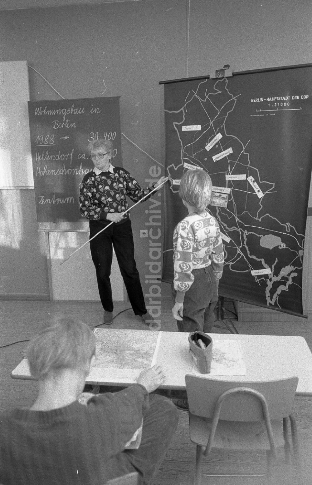 DDR-Fotoarchiv: Berlin - Heimatkundeunterricht in der 31. Oberschule Hilde Coppi in Berlin, der ehemaligen Hauptstadt der DDR, Deutsche Demokratische Republik
