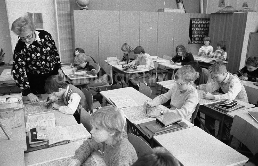 Berlin: Heimatkundeunterricht in der 31. Oberschule Hilde Coppi in Berlin, der ehemaligen Hauptstadt der DDR, Deutsche Demokratische Republik