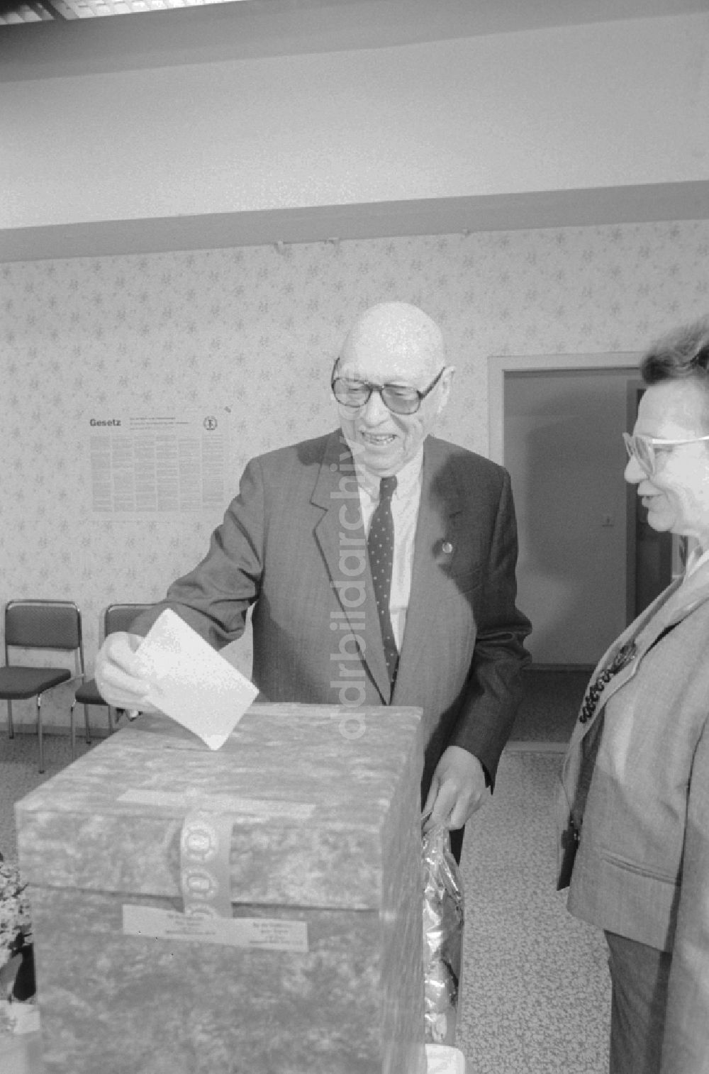 DDR-Fotoarchiv: Berlin - Heinrich Hohmann bei den Kommunalwahlen der DDR in Berlin