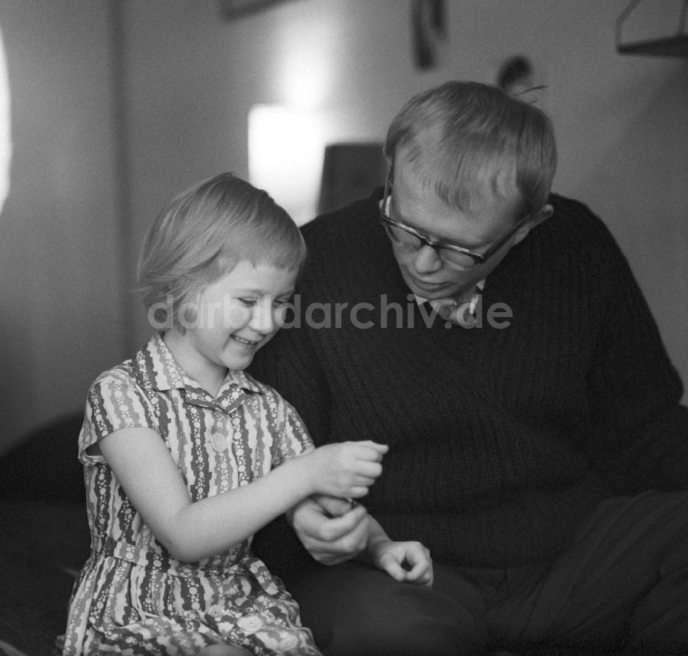 DDR-Fotoarchiv: Berlin - Heinz Kahlau mit Tochter in Berlin