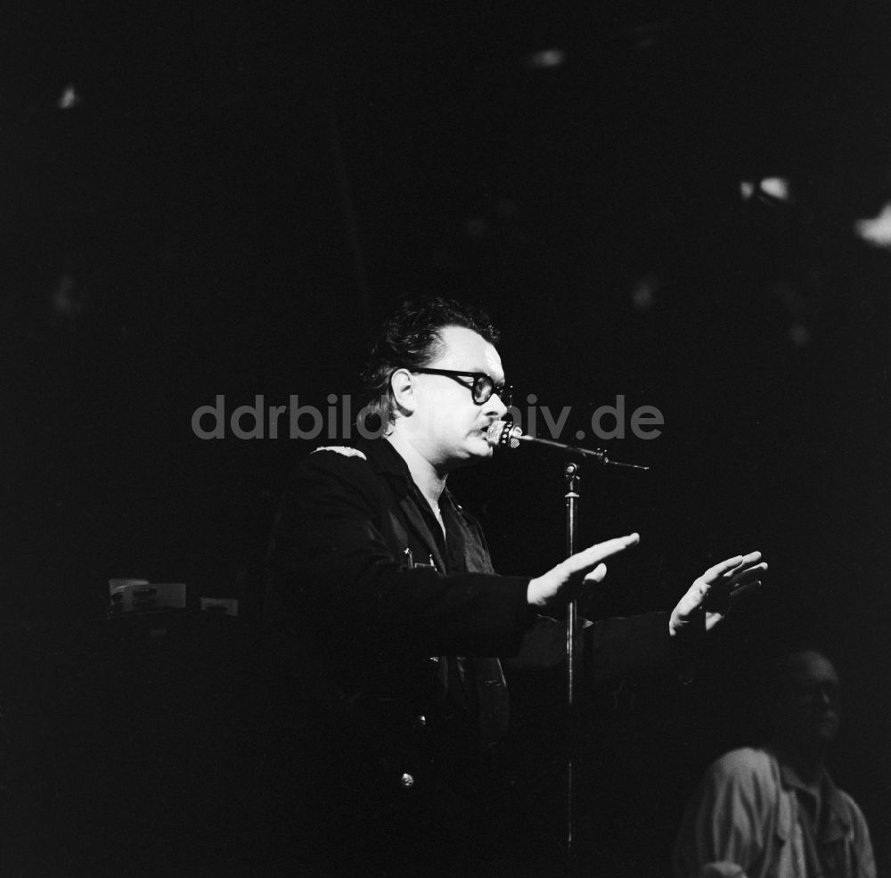 DDR-Bildarchiv: Berlin - Heinz Rudolf Erich Arthur Kunze beim Liedersommer der FDJ in der Parkaue in Berlin - Lichtenberg