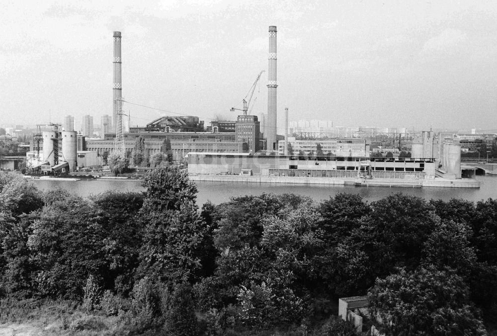 DDR-Bildarchiv: Berlin - Heizkraftwerk Klingenberg am Ufer der Spree in Berlin, der ehemaligen Hauptstadt der DDR, Deutsche Demokratische Republik