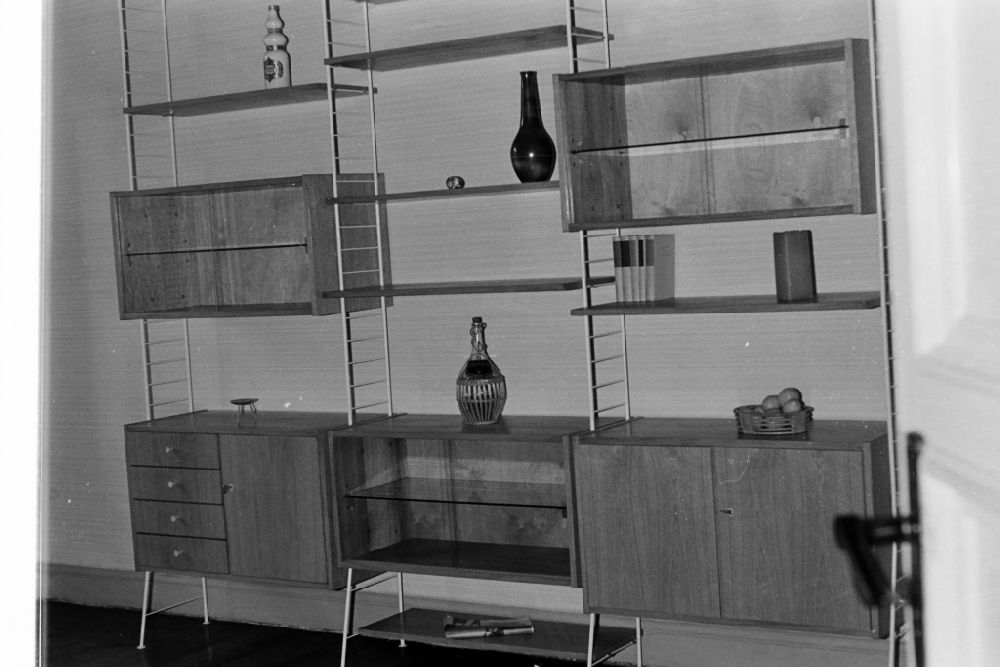 DDR-Fotoarchiv: Berlin - Hellerau - Leitermöbel und Inneneinrichtung einer Wohnung in Berlin in der DDR