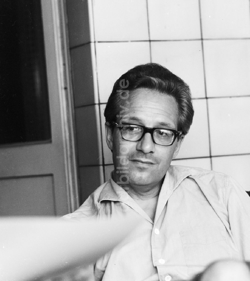 DDR-Bildarchiv: Berlin - Helmut Preißler (1925 - 2010), Lyriker, Schriftsteller und Nachdichter in Berlin