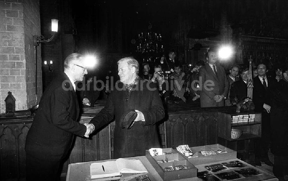 DDR-Bildarchiv: Güstrow / Mecklenburg-Vorpommern - Helmut Schmidt und Erich Honecker besichtigen den Dom von Güstrow (Mecklenburg-Vorpommern)
