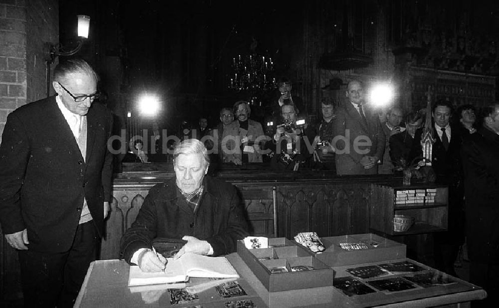 DDR-Fotoarchiv: Güstrow / Mecklenburg-Vorpommern - Helmut Schmidt und Erich Honecker besichtigen den Dom von Güstrow (Mecklenburg-Vorpommern)