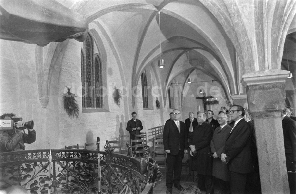 DDR-Bildarchiv: Güstrow / Mecklenburg-Vorpommern - Helmut Schmidt und Erich Honecker besichtigen in der Winterkapelle im Dom von Güstrow (Mecklenburg-Vorpommern), eine Nachbildung von Barlachs Plastik Die Schwebende