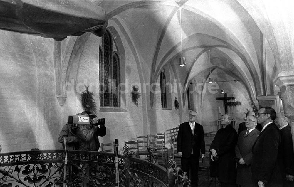 DDR-Fotoarchiv: Güstrow / Mecklenburg-Vorpommern - Helmut Schmidt und Erich Honecker besichtigen in der Winterkapelle im Dom von Güstrow (Mecklenburg-Vorpommern), eine Nachbildung von Barlachs Plastik Die Schwebende