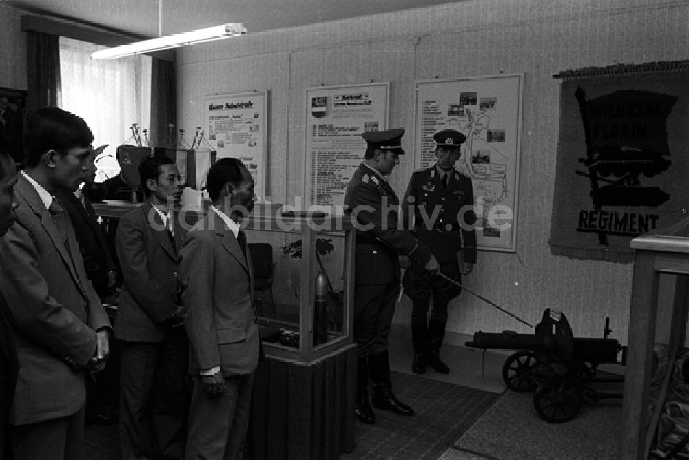 DDR-Fotoarchiv: Rostok - Heng Somrin (Kambodscha) besucht Soldaten im Rostok. (355A)