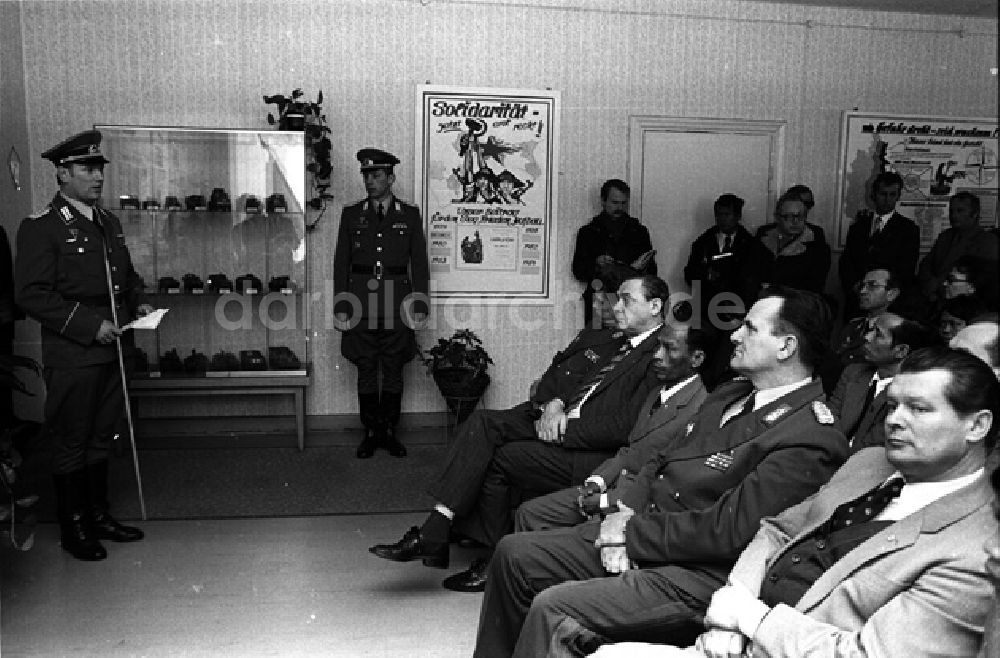 DDR-Bildarchiv: Rostok - Heng Somrin (Kambodscha) besucht Soldaten im Rostok. (355A)