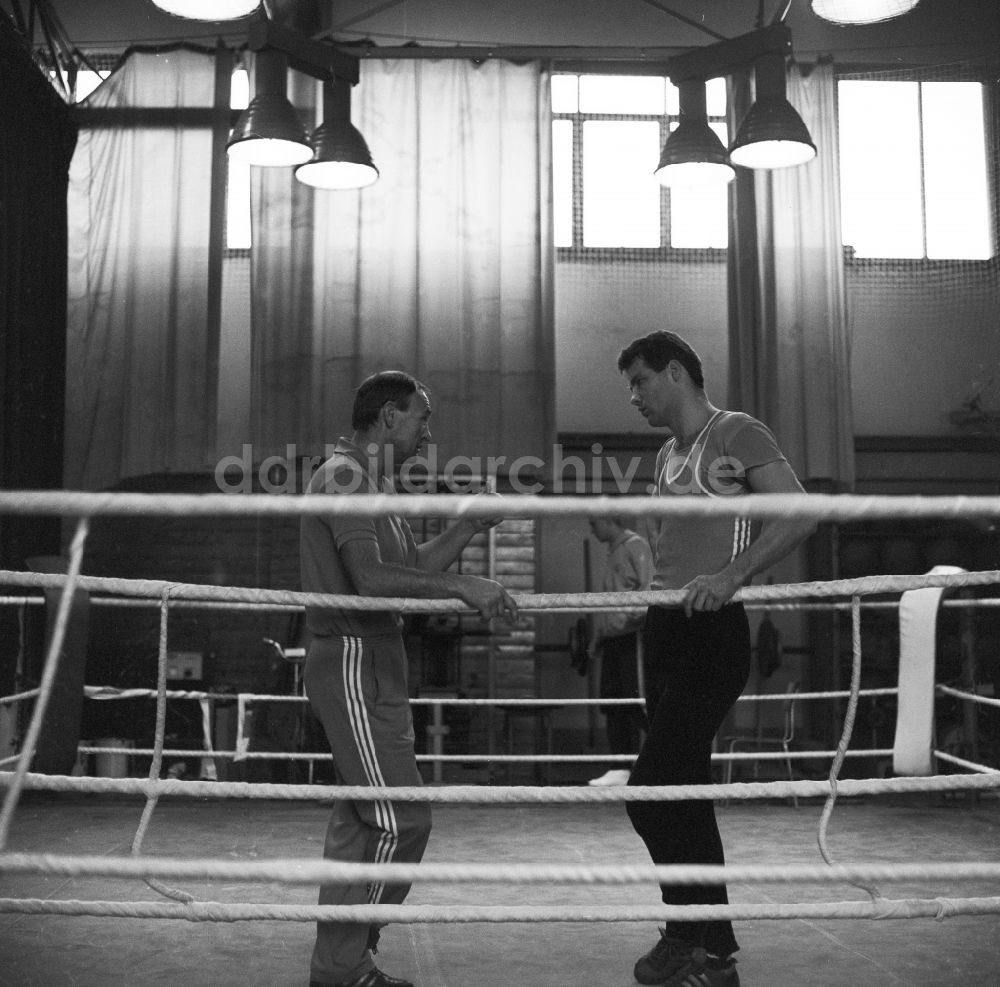 DDR-Fotoarchiv: Frankfurt (Oder) - Henry Maske und sein Trainer Manfred Wolke beim Boxtraining in Frankfurt / Oder in Brandenburg