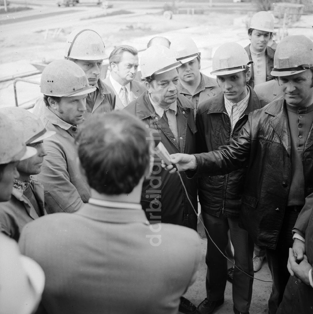 DDR-Fotoarchiv: Hoyerswerda - Herbert Warnke (1902 - 1975) zu Gast bei Bauarbeitern in Hoyerswerda in Sachsen in der DDR