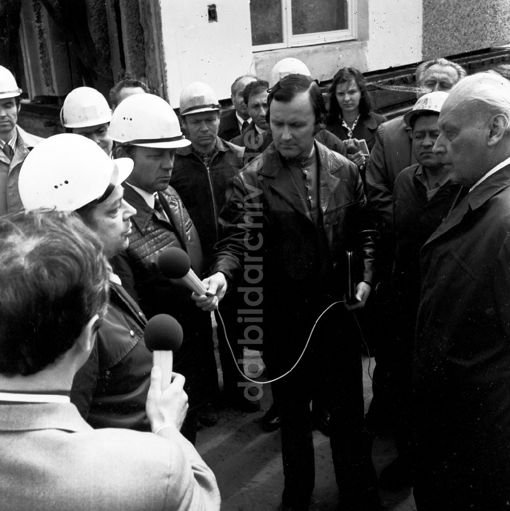 DDR-Bildarchiv: Hoyerswerda - Herbert Warnke (1902 - 1975) zu Gast bei Bauarbeitern in Hoyerswerda in Sachsen in der DDR