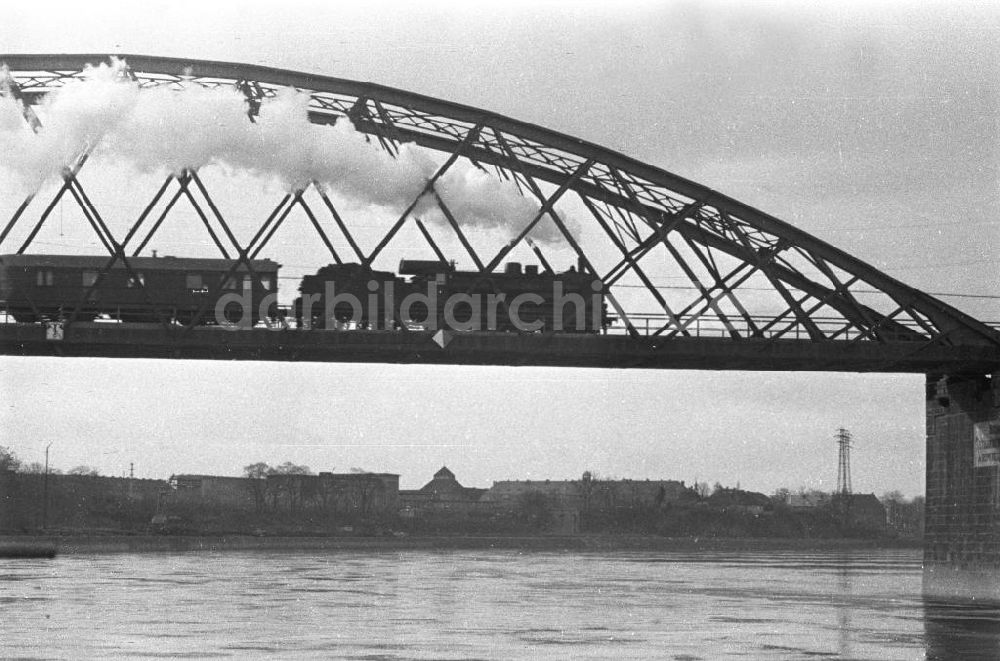 DDR-Fotoarchiv: Magdeburg - Herrenkrug-Eisenbahnbrücke, Magdeburg 1960