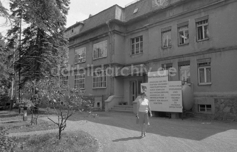 DDR-Bildarchiv: Thalheim - Herstellung von Damenstrümpfen im VEB Feinstrumpfwerke Esda in Thalheim in Sachsen in der DDR