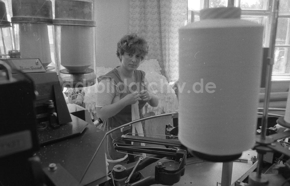 DDR-Bildarchiv: Thalheim - Herstellung von Damenstrümpfen im VEB Feinstrumpfwerke Esda in Thalheim in Sachsen in der DDR