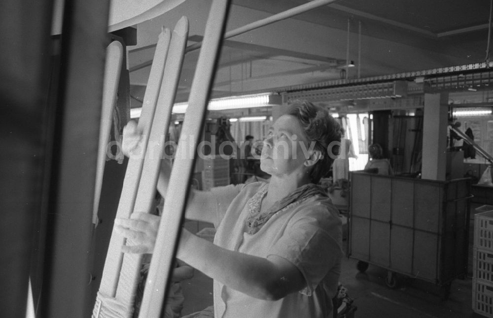 DDR-Fotoarchiv: Thalheim - Herstellung von Damenstrümpfen im VEB Feinstrumpfwerke Esda in Thalheim in Sachsen in der DDR