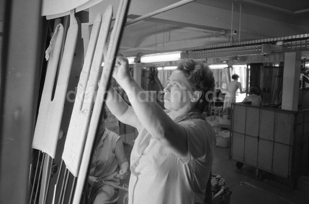 Thalheim: Herstellung von Damenstrümpfen im VEB Feinstrumpfwerke Esda in Thalheim in Sachsen in der DDR