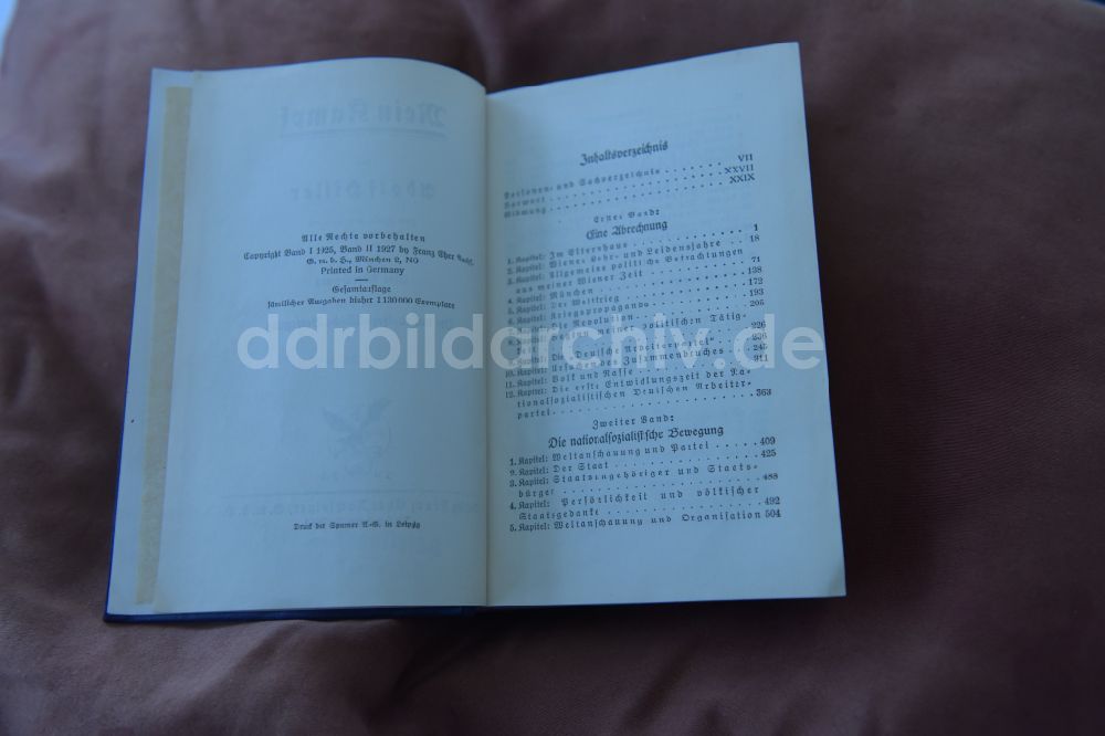 DDR-Bildarchiv: Weimar - Häftlingsbücherei KL- Buchenwald - Geschichte eines Hitler- Propaganda- Buches nach zwei Diktaturen