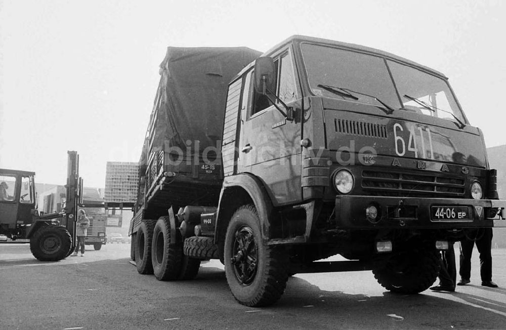 DDR-Bildarchiv: Berlin / Spandau - 28.02.92 Hilfskonvoi für Smolensk wird in britischer Einheit in Spandau zusammengestellt